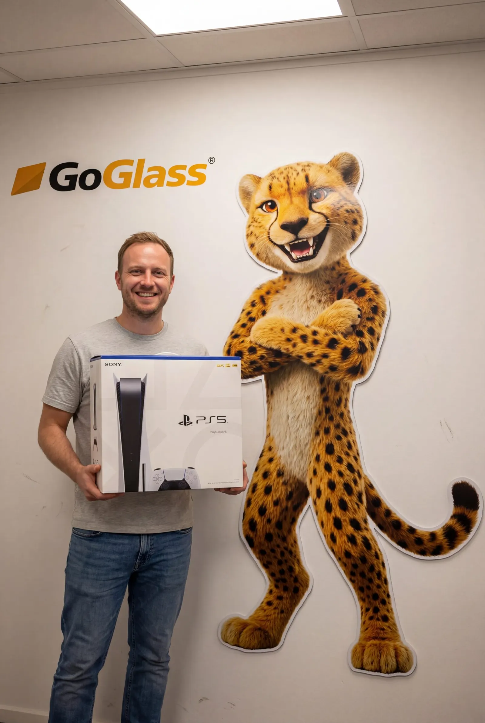 Client satisfait avec sa PlayStation 5 offerte par GoGlass